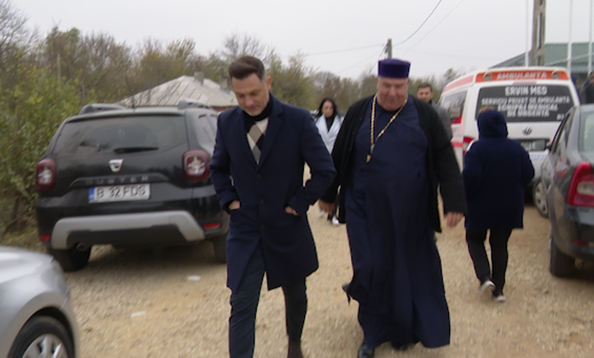 Preoți-antrenori, 2500 de mici, mămăligă amestecată cu bormașina și o galerie cu Mirel Rădoi, Claudiu Răducanu sau Adi Ilie prezenți » GSP a asistat la „cuplajul anului”, la o parohie: „Mama nu m-a lăsat, dar m-a vopsit mamaie”