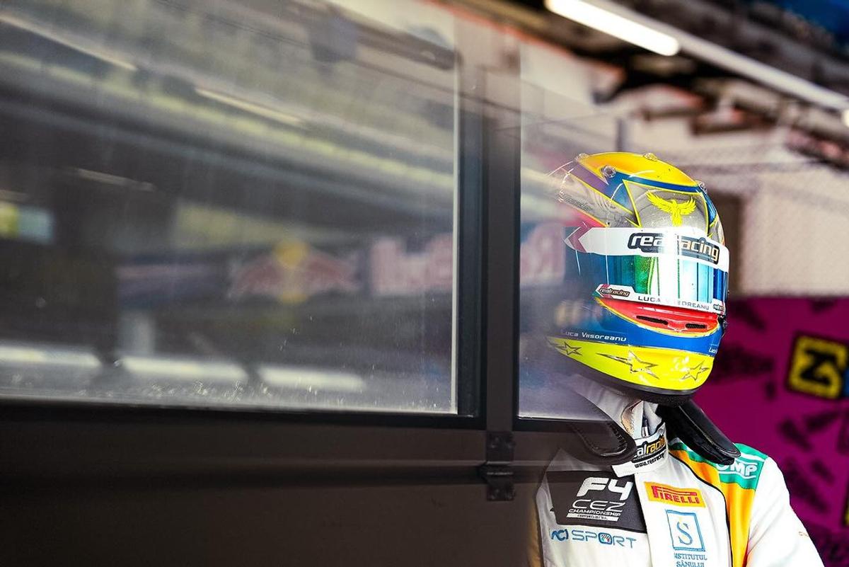 „Dacă ți-e frică, n-ai șanse!” » Povestea puștiului din România care „aleargă” cu 250 km/h la Imola sau Barcelona, cu speranța de Formula 1