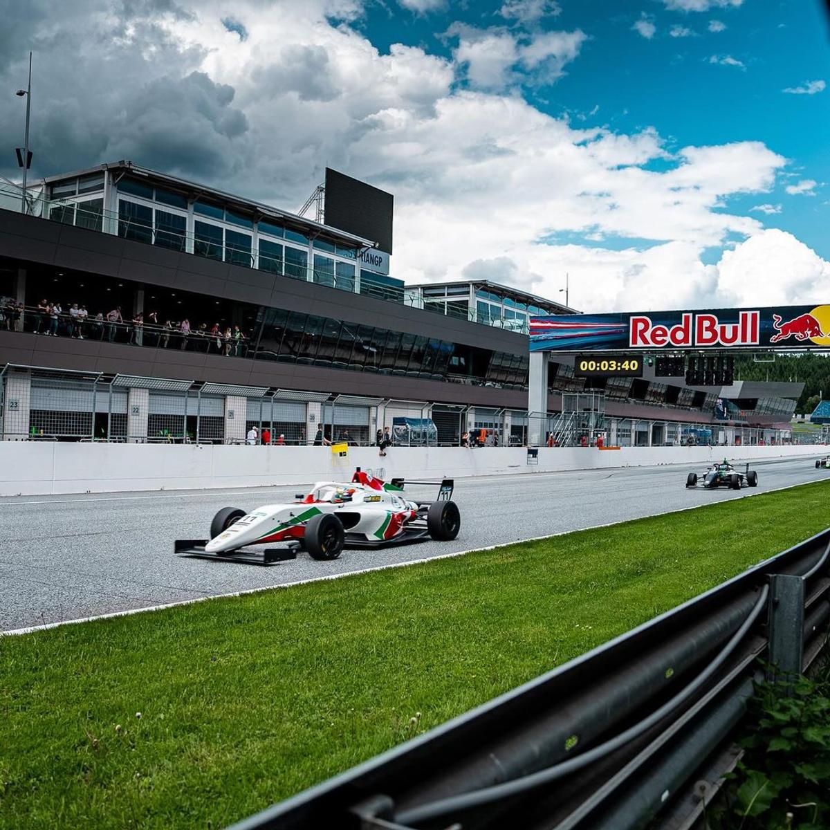 Luca Viișoreanu, puștiul de 15 ani care „aleargă” pe circuitele din Formula 4