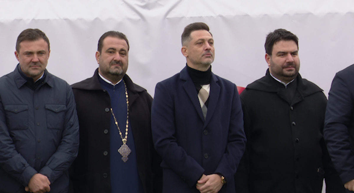Preoți-antrenori, 2500 de mici, mămăligă amestecată cu bormașina și o galerie cu Mirel Rădoi, Claudiu Răducanu sau Adi Ilie prezenți » GSP a asistat la „cuplajul anului”, la o parohie: „Mama nu m-a lăsat, dar m-a vopsit mamaie”