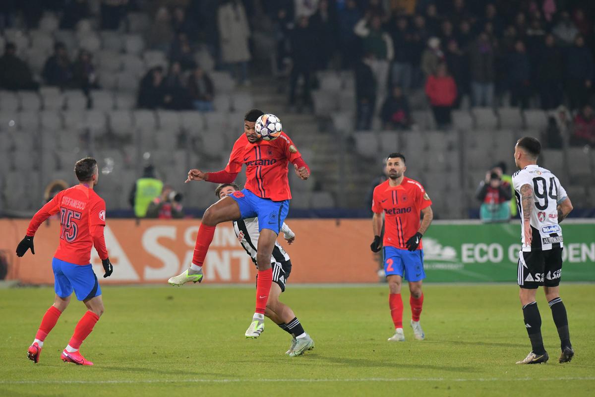Ioan Ovidiu Sabău acuză la U Cluj - FCSB: „Cum de primim un arbitru din București când jucăm cu o echipă din Capitală?”