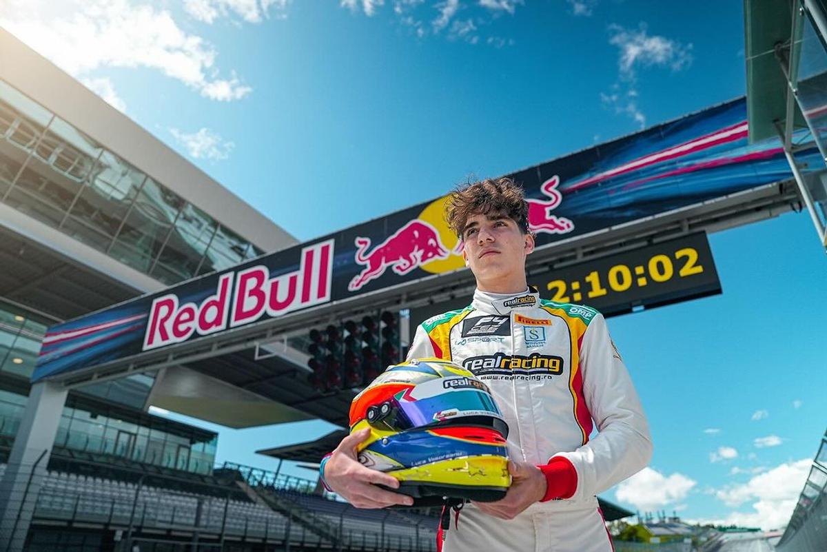„Dacă ți-e frică, n-ai șanse!” » Povestea puștiului din România care „aleargă” cu 250 km/h la Imola sau Barcelona, cu speranța de Formula 1