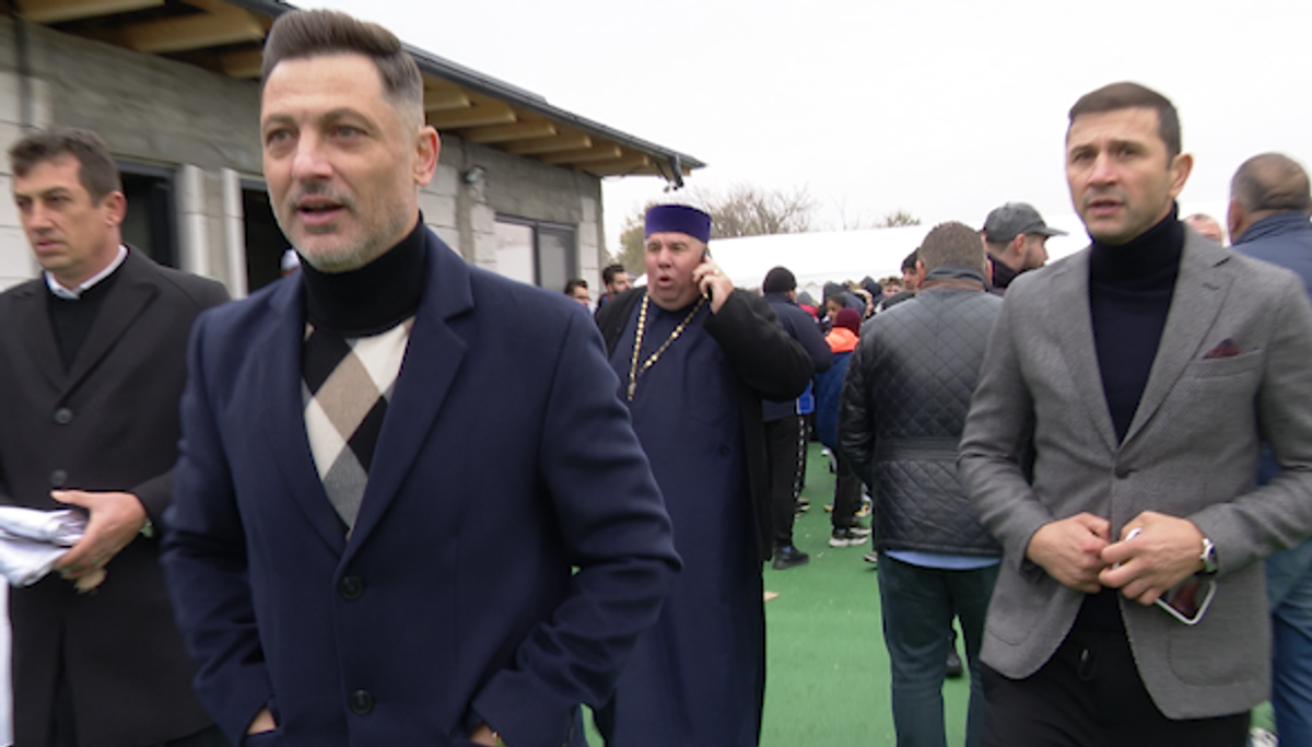 Preoți-antrenori, 2500 de mici, mămăligă amestecată cu bormașina și o galerie cu Mirel Rădoi, Claudiu Răducanu sau Adi Ilie prezenți » GSP a asistat la „cuplajul anului”, la o parohie: „Mama nu m-a lăsat, dar m-a vopsit mamaie”