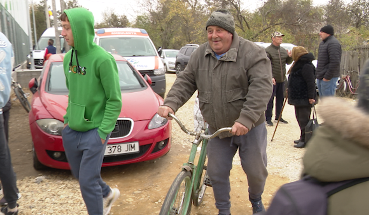 Preoți-antrenori, 2500 de mici, mămăligă amestecată cu bormașina și o galerie cu Mirel Rădoi, Claudiu Răducanu sau Adi Ilie prezenți » GSP a asistat la „cuplajul anului”, la o parohie: „Mama nu m-a lăsat, dar m-a vopsit mamaie”