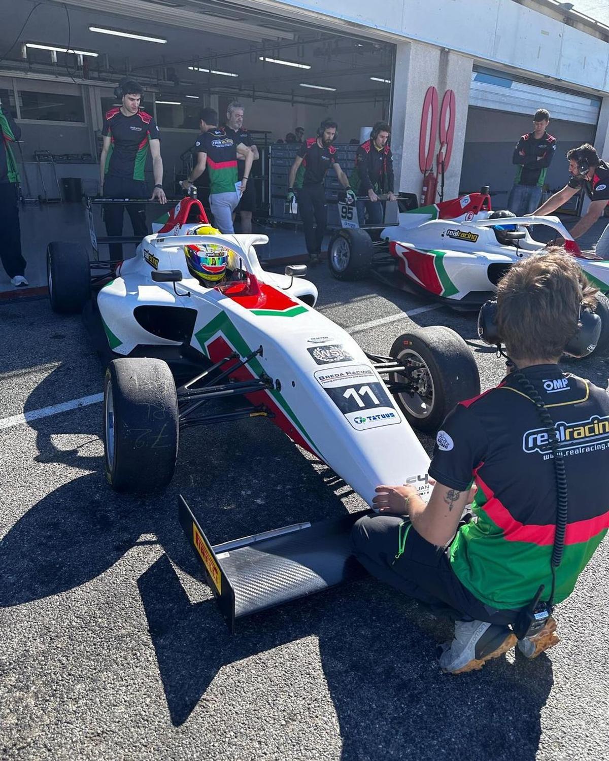 „Dacă ți-e frică, n-ai șanse!” » Povestea puștiului din România care „aleargă” cu 250 km/h la Imola sau Barcelona, cu speranța de Formula 1