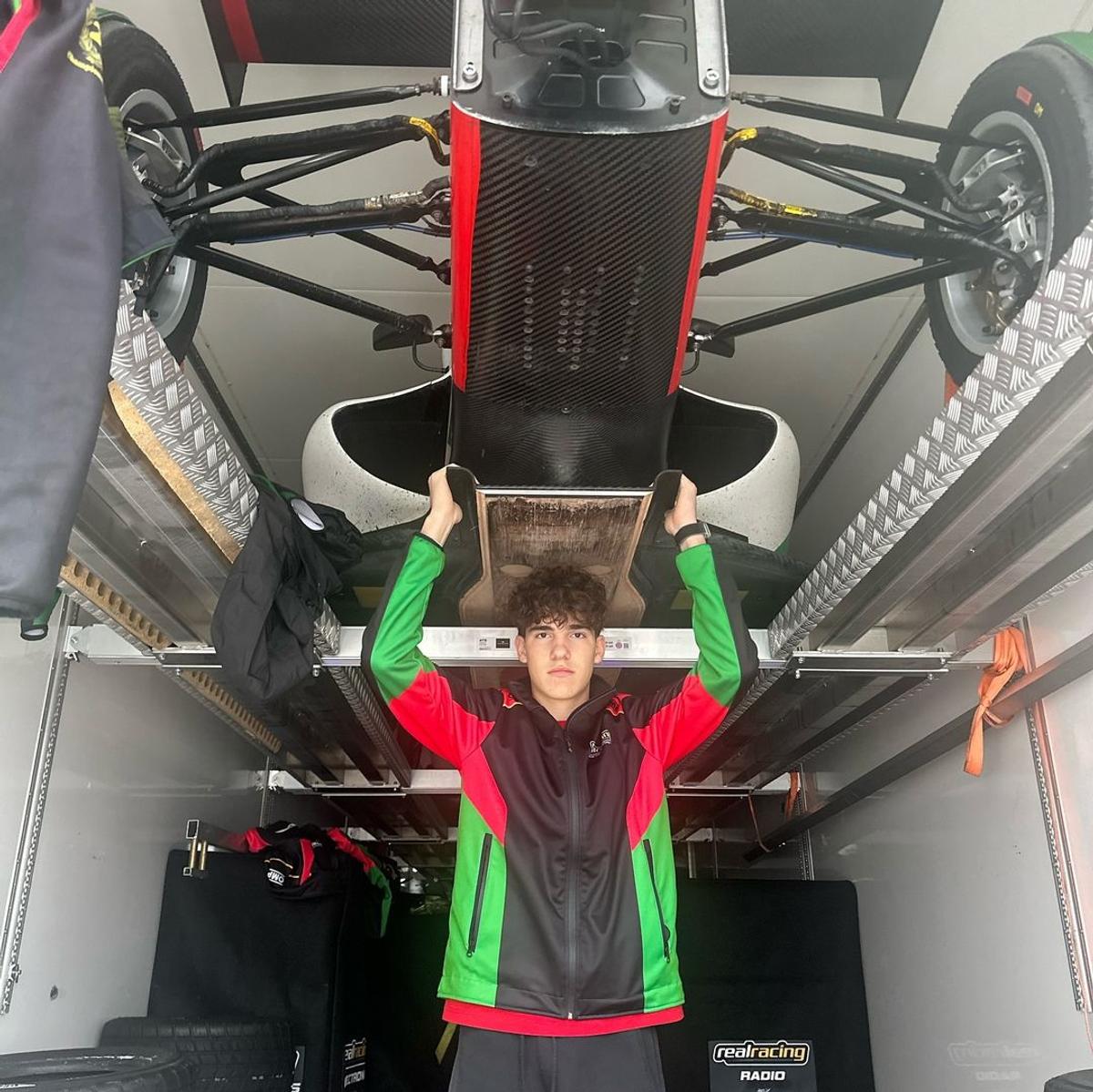 „Dacă ți-e frică, n-ai șanse!” » Povestea puștiului din România care „aleargă” cu 250 km/h la Imola sau Barcelona, cu speranța de Formula 1