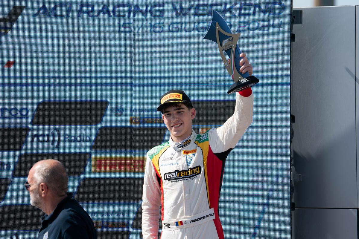 Luca Viișoreanu, puștiul de 15 ani care „aleargă” pe circuitele din Formula 4