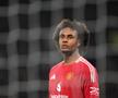 „Intrăm pe teren!” » Jucătorul de 40 de milioane a ajuns subiect de glume printre fanii lui Manchester United. Ce s-a auzit pe Old Trafford
