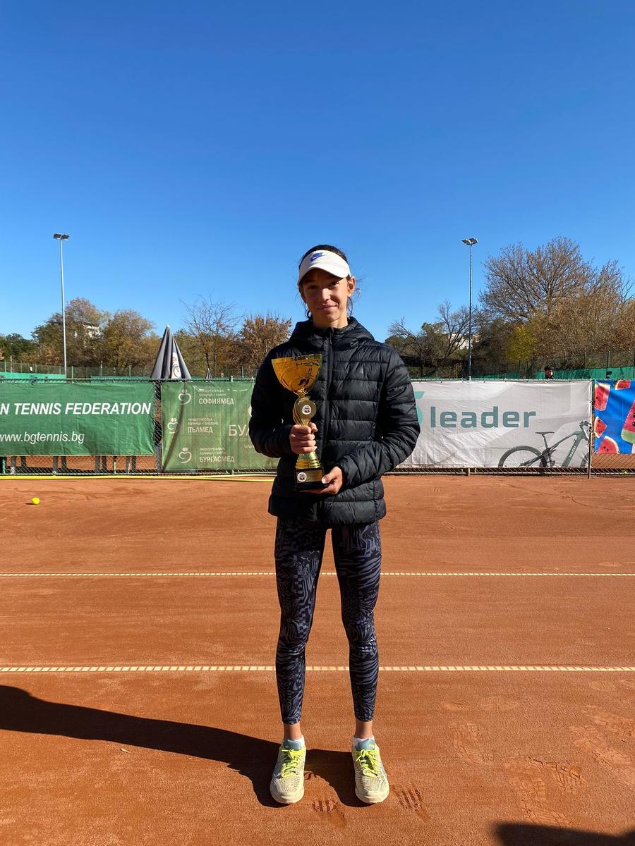 Maria Pop și trofeul câștigat la simplu Jucătoarea de tenis Maria Valentina Pop, una dintre eroinele serialului GSP „Pasiune pură”, a câștigat primele sale titluri ITF din carieră!