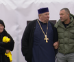 Preoți-antrenori, 2500 de mici, mămăligă amestecată cu bormașina și o galerie cu Mirel Rădoi, Claudiu Răducanu sau Adi Ilie prezenți » GSP a asistat la „cuplajul anului”, la o parohie: „Mama nu m-a lăsat, dar m-a vopsit mamaie”