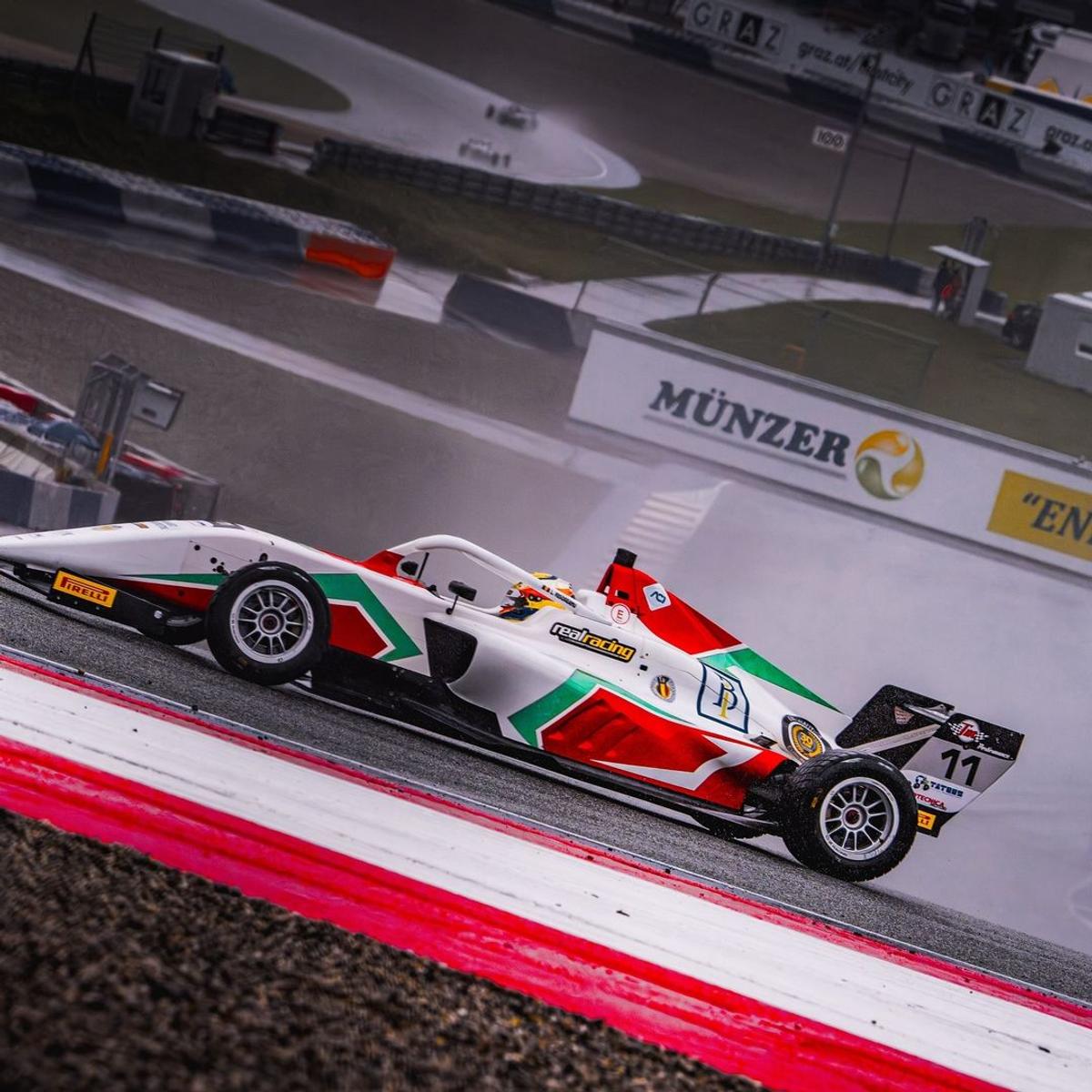 „Dacă ți-e frică, n-ai șanse!” » Povestea puștiului din România care „aleargă” cu 250 km/h la Imola sau Barcelona, cu speranța de Formula 1
