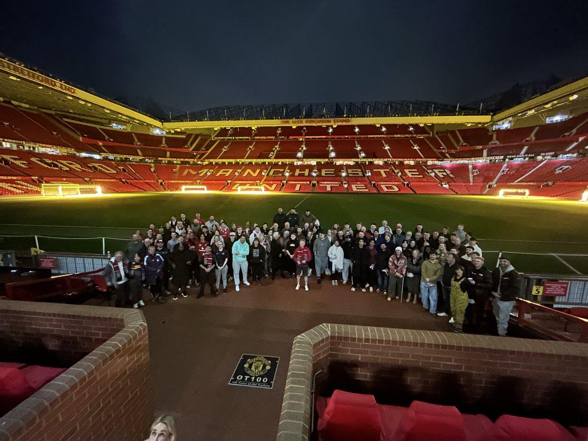 Suporterii lui Manchester United la evenimentul Stadium Sleep Out