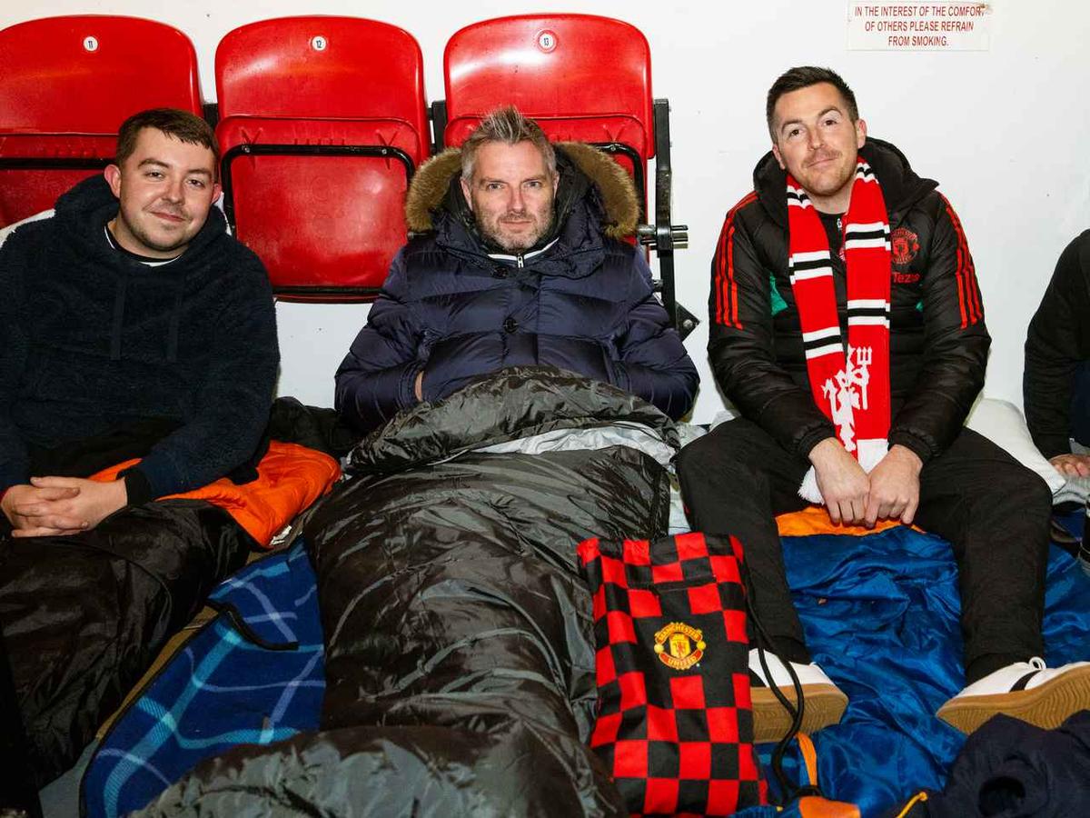 Suporterii lui Manchester United la evenimentul Stadium Sleep Out