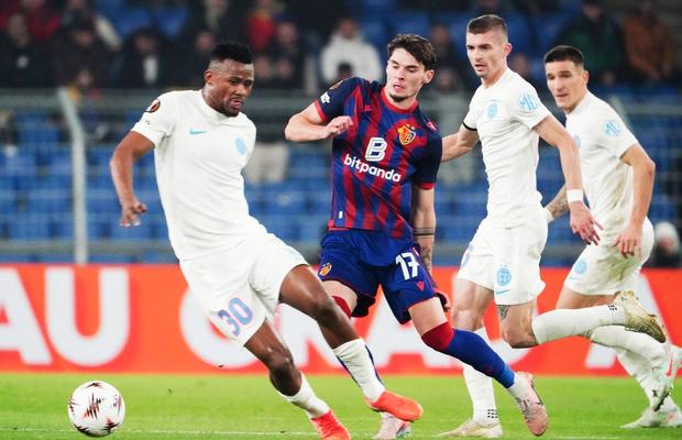 Debandadă totală la FCSB! » Jucătorul a fugit din cantonament pentru a se întâlni cu fotbalistul rivalei: „Vă dați seama?!”