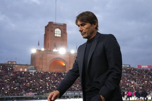 Antrenorul Antonio Conte a plecat negru de furie ieri de pe „Renato dall'Ara”, după Bologna - Napoli 2-0 / Foto: Imago