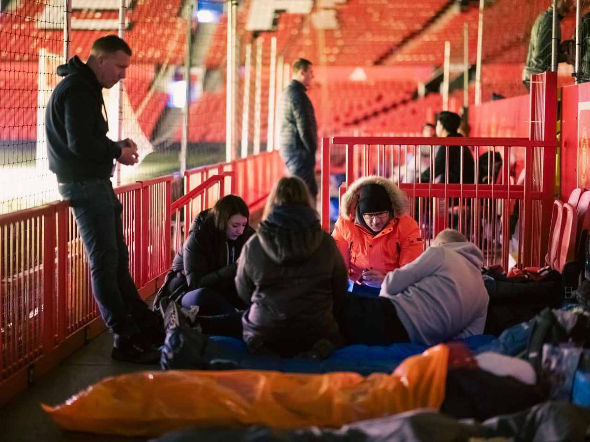 Suporterii lui Manchester United la evenimentul Stadium Sleep Out