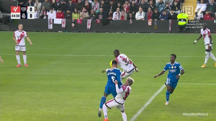 Pep Chavarria îi rupe tricoul lui Jude Bellingham / Foto: X Real contestă arbitrajul: „N-au văzut două penalty-uri”