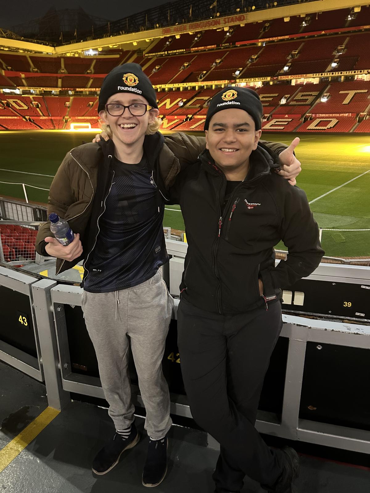 Suporterii lui Manchester United la evenimentul Stadium Sleep Out