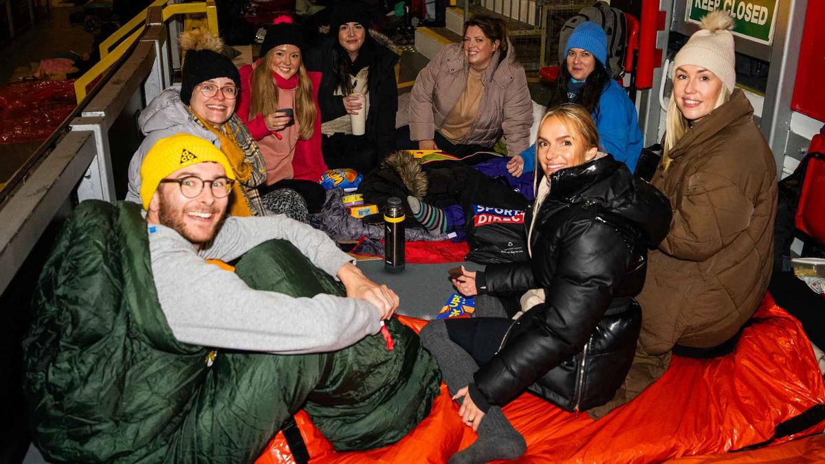Suporterii lui Manchester United la evenimentul Stadium Sleep Out
