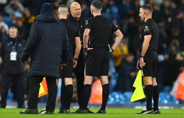 Arne Slot a pierdut categoric, dar e furios pe arbitri: „A fost o eroare clară și evidentă”