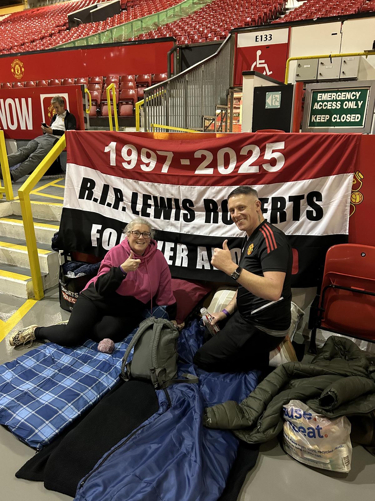 Suporterii lui Manchester United la evenimentul Stadium Sleep Out