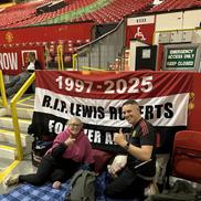 Suporterii lui Manchester United la evenimentul Stadium Sleep Out / foto: X @MU_Foundation