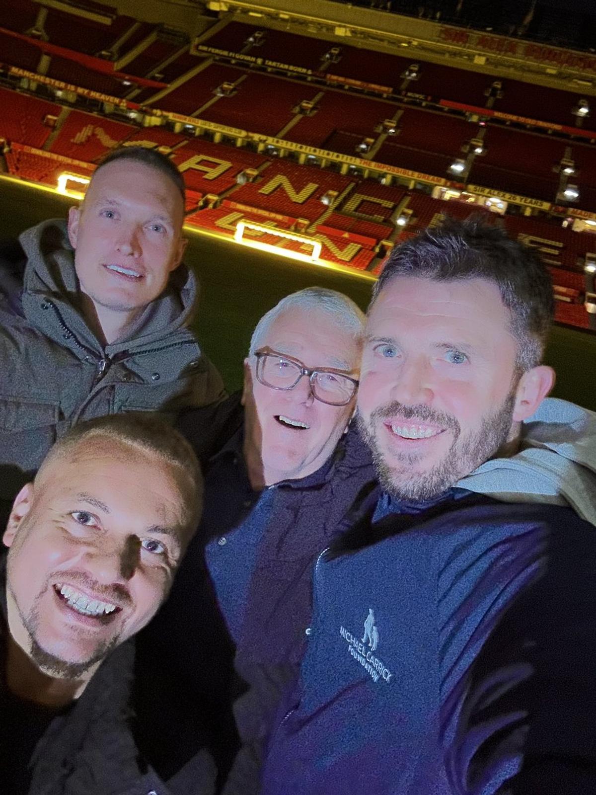 Suporterii lui Manchester United la evenimentul Stadium Sleep Out