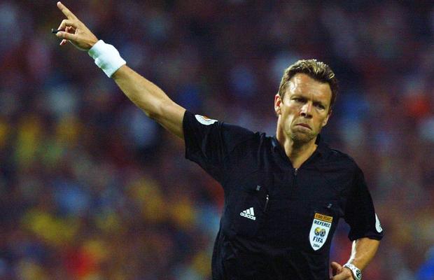 Arbitrul care ne-a împiedicat să ajungem la EURO 2004 îl apără pe Sebastian Colțescu: „Pentru mine, intenția este decisivă”