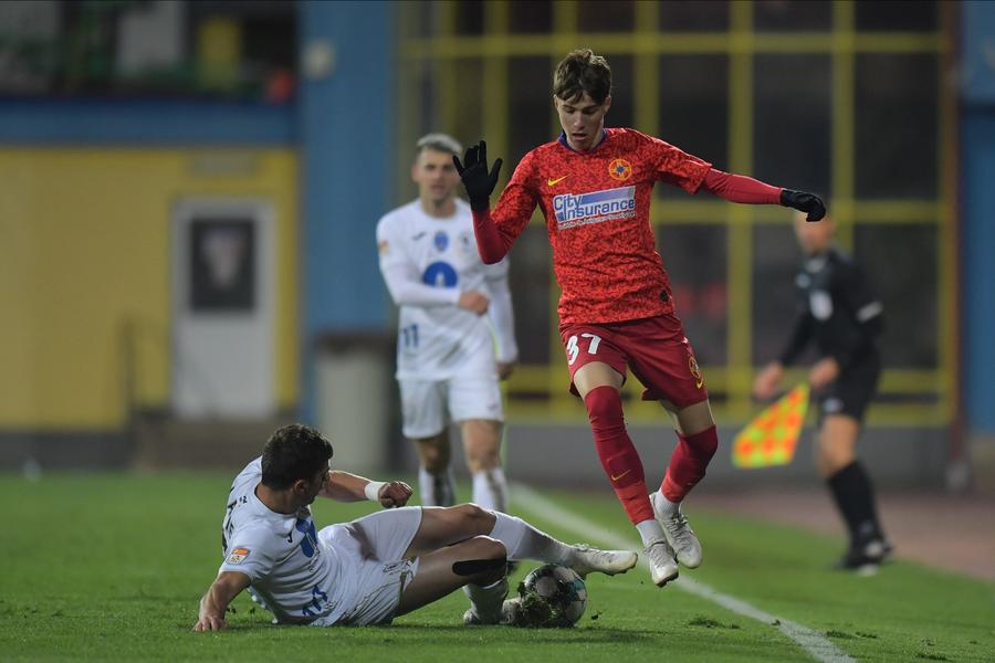 „Puii de Crevedia” contra „Cyborgii”, un război pierdut? De ce nu au forță tinerii din Liga 1 și ce șoc fizic resimt în fotbalul modern: „Se merge până la epuizare. Vomită pe teren!”