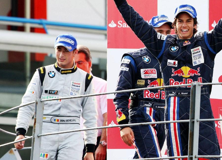 Doru Sechelariu, în stânga, alături de Felipe Nasr și Daniel Juncadella, pe podiumul unei curse din Formula BMW, în 2009 / Sursă foto: Imago Images Hamilton sau Verstappen? Fostul pilot Doru Sechelariu, categoric înaintea marii finale din F1: „E favorit! Schumacher n-a avut niciodată talentul lui”