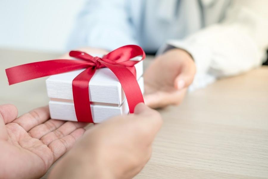 Idei de cadouri pentru femei: Ce parfum dama îi cumperi partenerei tale de Craciun?
