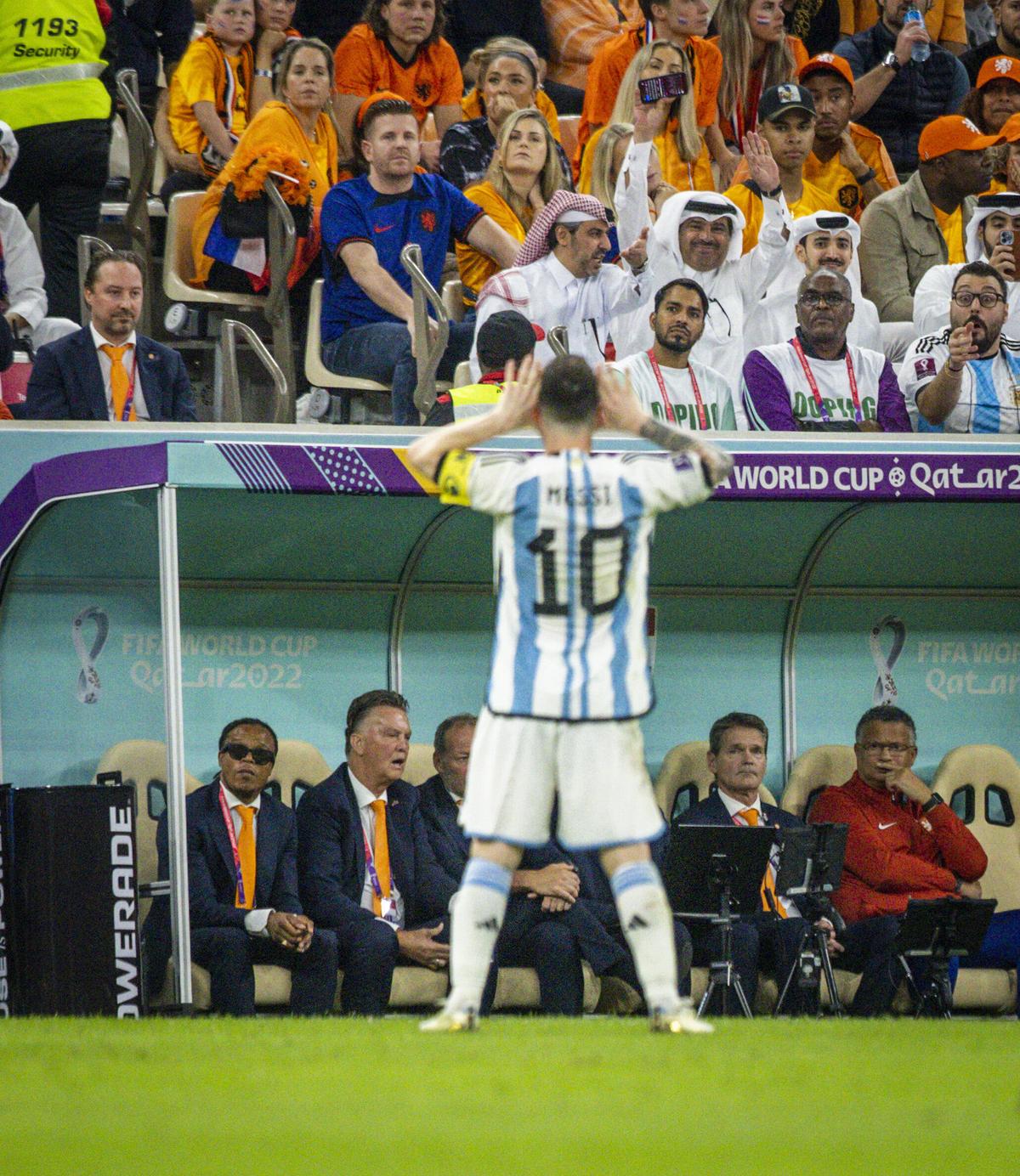 Explicația gestului făcut de Messi la finalul meciului dintre Țările de Jos și Argentina » De ce s-a bucurat în fața lui Van Gaal + L-a făcut praf în direct