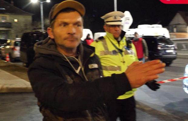 Incident la inaugurarea arenei moderne din Sibiu » Escortat de poliție după ce a dat buzna cu forța în stadion: „S-au plătit 50 de milioane de euro, vreau să intru”
