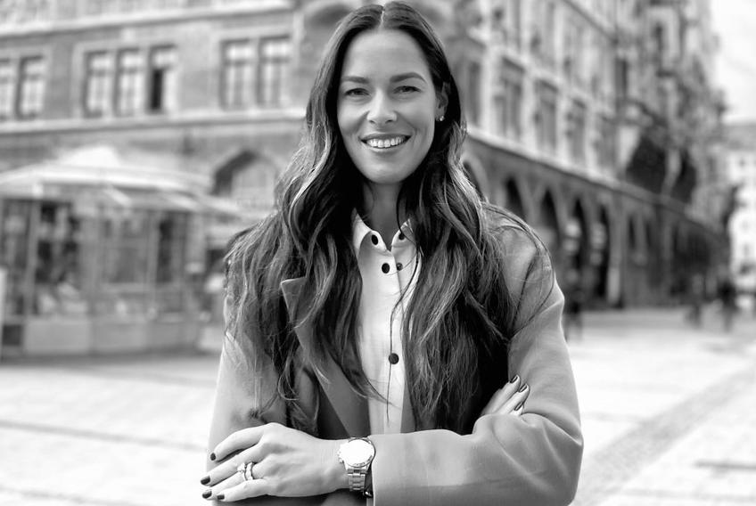 Ana Ivanovic în fața hotelului Moskva din Belgrad Foto X