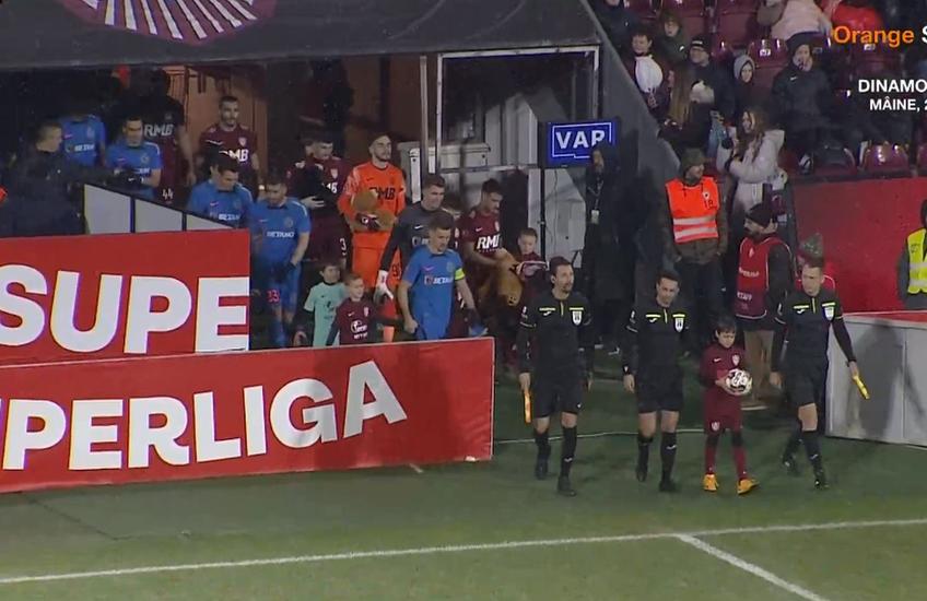 La meciul CFR Cluj - FCSB, suporterii gazdelor au strâns jucării de pluș pentru copiii nevoiași. Gestul a conținut și o mică ironie la adresa rivalilor din București.