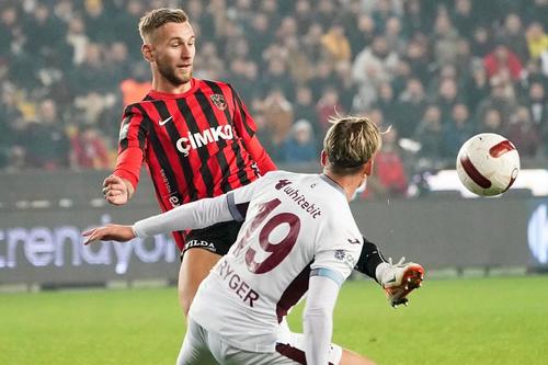 Denis Drăguș, în Gaziantep - Trabzonspor // sursă foto: Facebook @ Gaziantep Futbol Kulübü