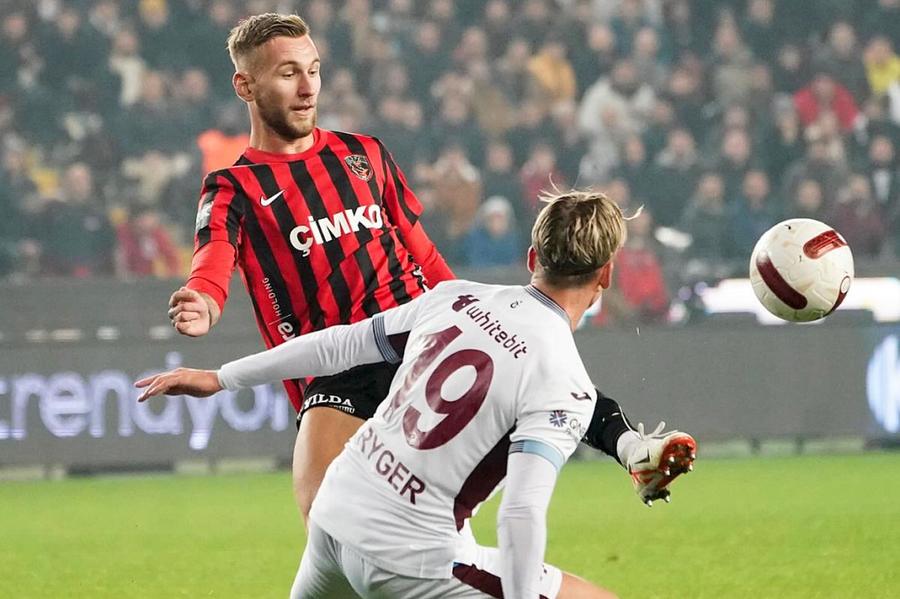 Denis Drăguș, în Gaziantep - Trabzonspor // sursă foto: Facebook @ Gaziantep Futbol Kulübü Rapid a oferit 1,3 milioane de euro pentru un internațional: „Înainte de a fi patron de club, sunt român!”