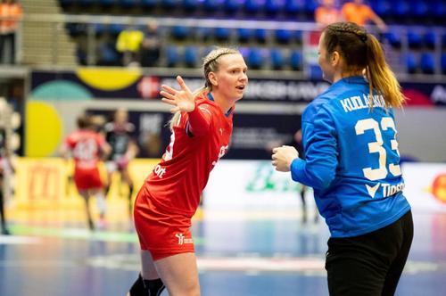 Cehia a pierdut meciul cu Brazilia, scor 27-30, dar s-a calificat în „sferturile” Campionatului Mondial de handbal feminin. A profitat de eșecul suferit de rivala directă Spania, 21-29 cu Olanda.