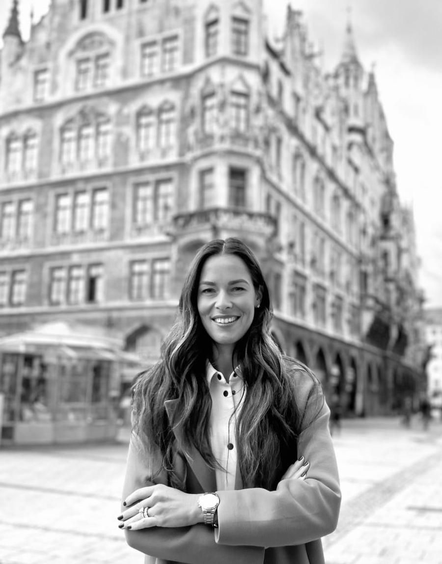 Ana Ivanovic în fața hotelului Moscova din Belgrad Foto X Ana Ivanovic și ghicitorile pentru fani: „Unde mă aflu?”, „Încotro călătoresc?”
