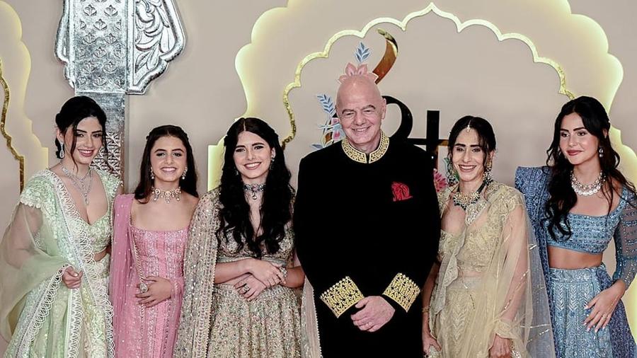 Șeful FIFA, Gianni Infantino, cu soția sa Leena Al Ashqar (dreapta) și cele patru fiice ale sale Shania Serena, Alessia, Sabrina și Dhalia Nora Președintele Gianni Infantino s-a mutat în America. Iar FIFA plătește școala fiicei!