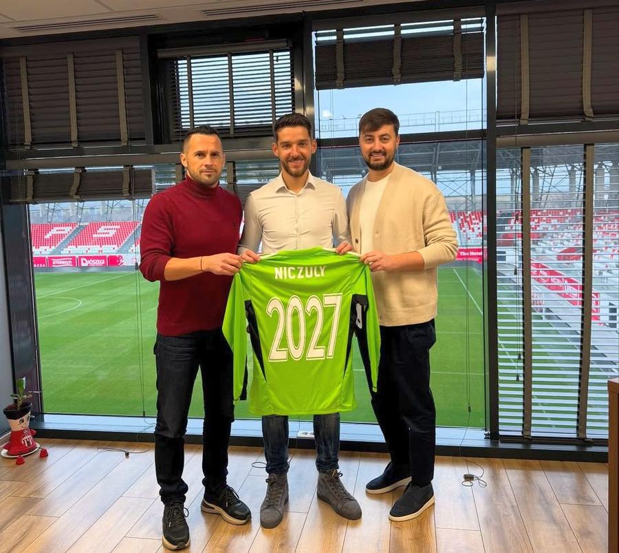 Roland Niczuly a semnat prelungirea contractului cu Sepsi OSK // sursă foto: Instagram @ niczuly33 „I'm not f*****g leaving!” » Căpitanul din Superligă a anunțat că a semnat prin celebrul clip cu DiCaprio: „Nici trupele SWAT nu mă scot de aici!”