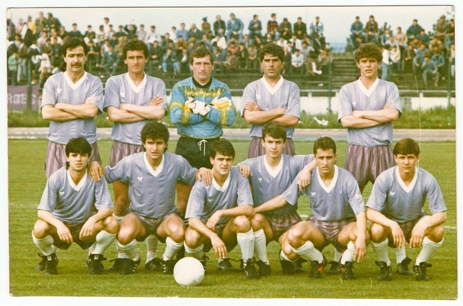 Tănase Floricel, rândul de sus, al doilea de la stânga la dreapta, foto: Facebook @FC Argeș FC Argeș, în doliu » A murit fostul jucător al clubului