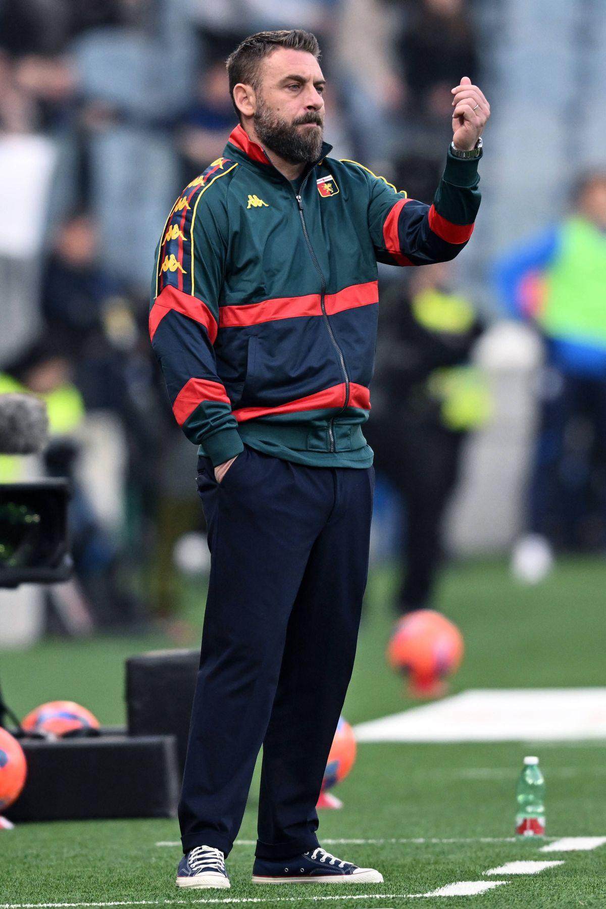Daniele De Rossi, un antrenor de modă veche, încălțat cu Converse Chuck Taylor 70s