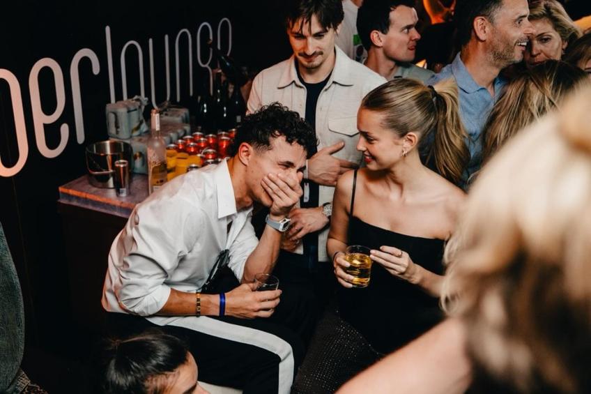 Lando Norris alături de iubita sa, Margarida Corceiro / sursa foto: Instagram @amberloungeltd