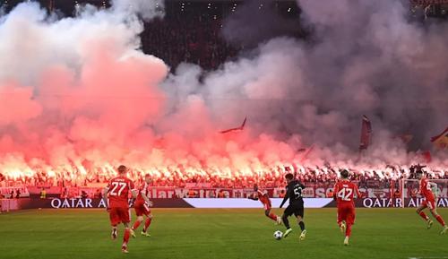 Fanii lui Bayern de la peluza sudică au aprins 90 de torțe după pauză la meciul cu Sporting