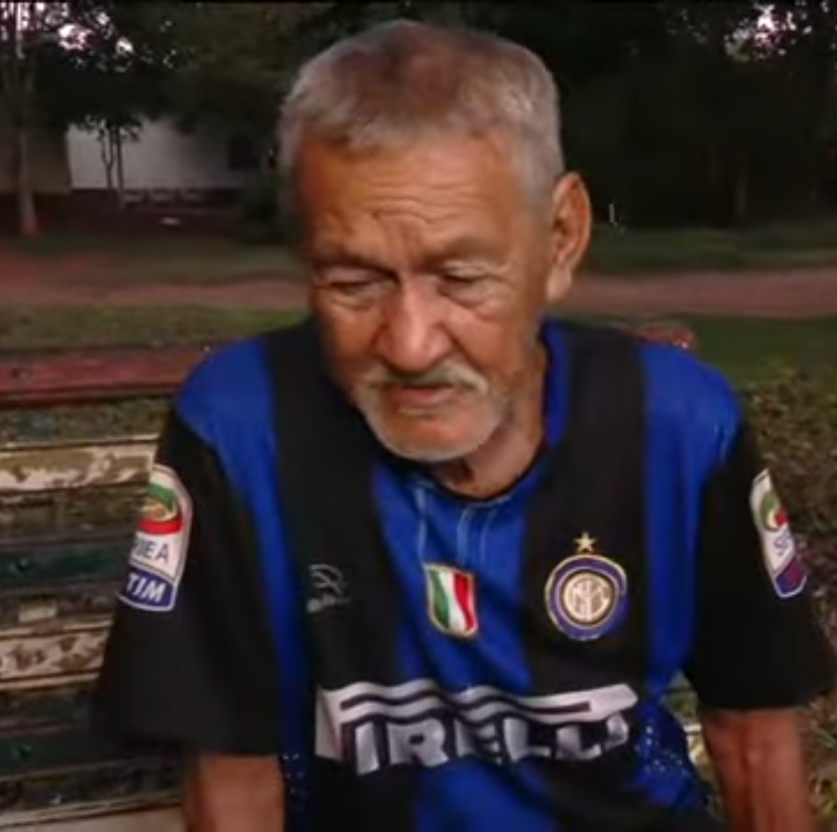 Fost mare fotbalist al țării, astăzi trăiește ca un om al străzii, în timp ce copiii lui stau în lux! » „Nu te poți uita nepăsător cum piere un astfel de om”