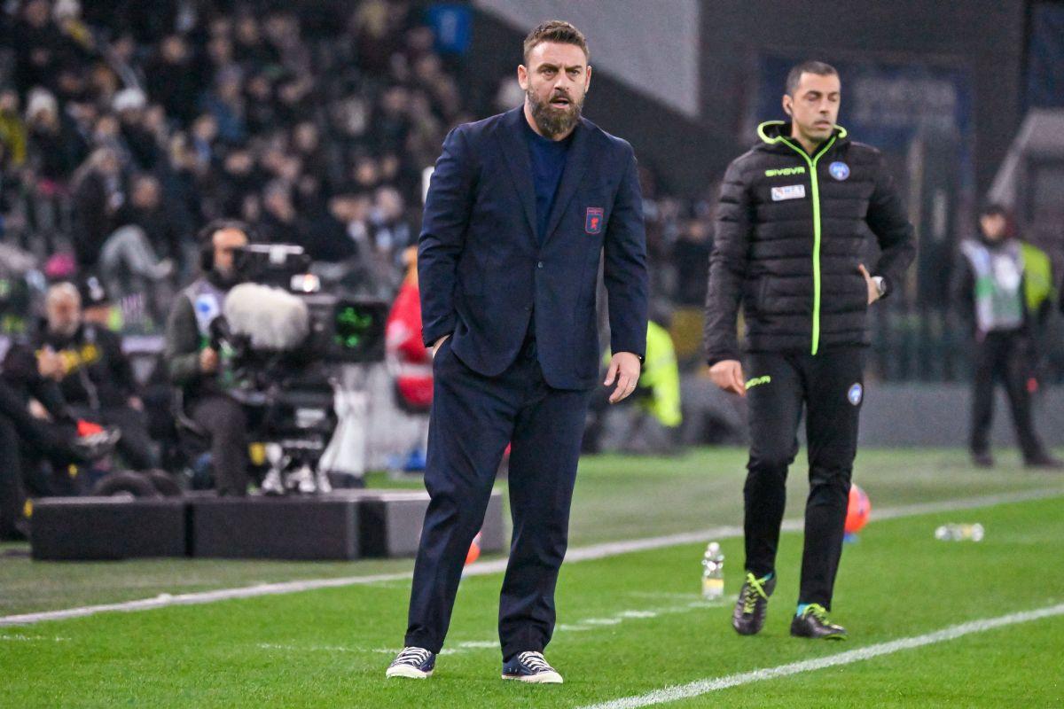 Daniele De Rossi, un antrenor de modă veche, încălțat cu Converse Chuck Taylor 70s