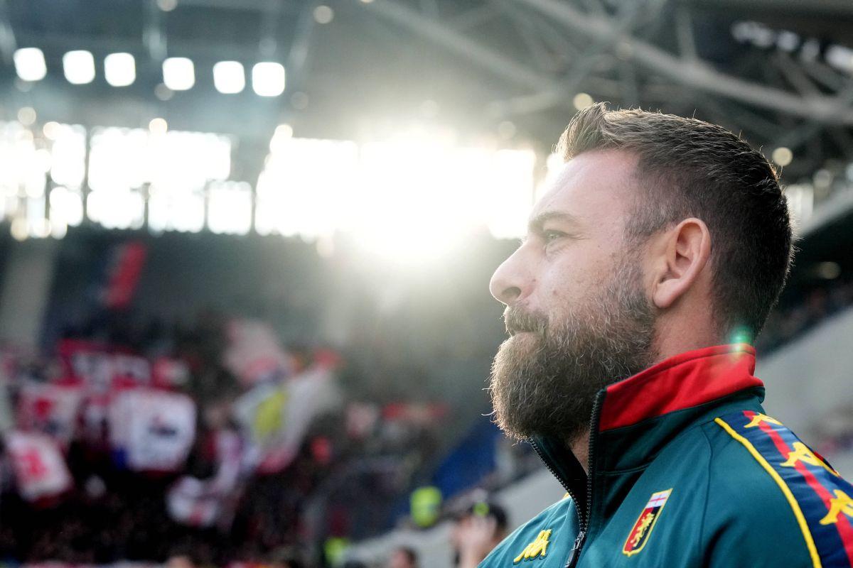 Daniele De Rossi, un antrenor de modă veche, încălțat cu Converse Chuck Taylor 70s