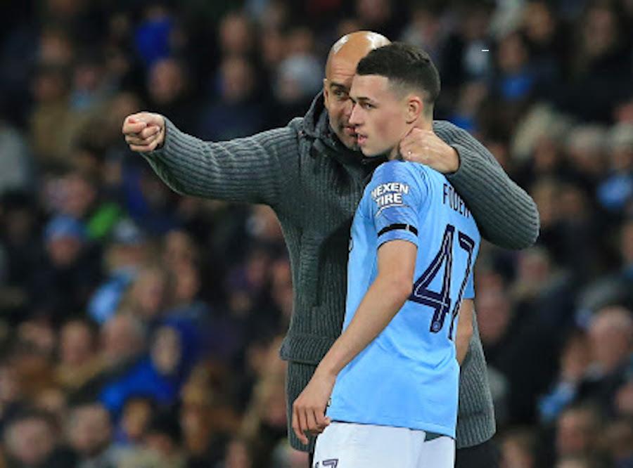 Guardiola îi dă indicații lui Foden, jucătorul ochit la 8 ani de Joe Makin EXCLUSIV Scouterul care l-a descoperit pe Foden, starul lui Guardiola, nu crede că Man e atacant: „E număr 10, o poziție în care un jucător reușește în fotbal cu mare dificultate”