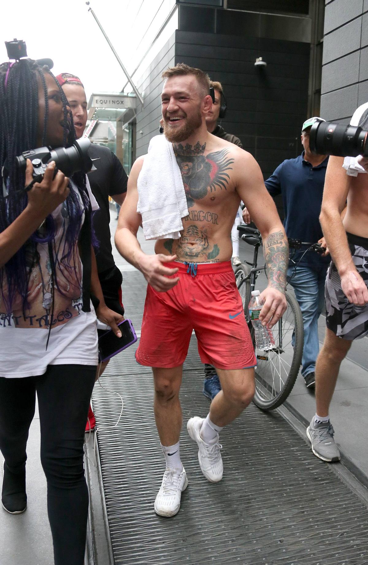 Conor McGregor, mesaj pentru un puști din România: „Doar cerul e limita! Hai, România!”
